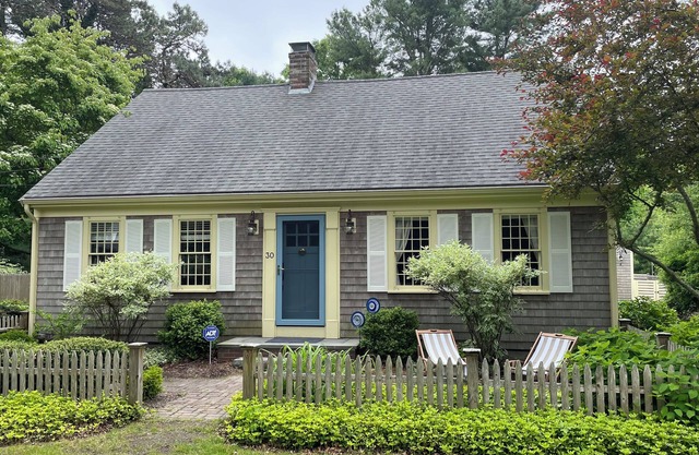 Perfect Cape - 1 Mile to Old Silver Beach, 3 bed, 2 bath, Game Room, Central AC