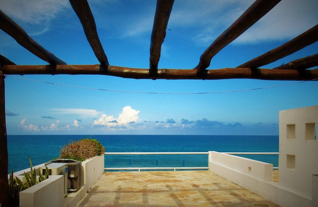 Perfekte zentrale Lage und atemberaubender Meerblick mit Pool am Wasser!