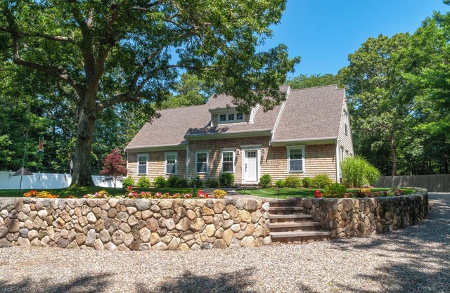 Perfect Combination of Peace & Privacy - Close to Vibrant Village and Beach