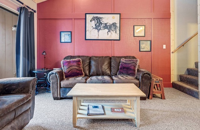 Perfect condo for a girls getaway! Newly remodeled and beautifully decorated (Creekside Condo 40) by RedAwning