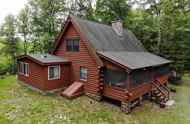Perfect cozy cabin w/ tree house on 3 acres of woods near skiing, hiking & DWG