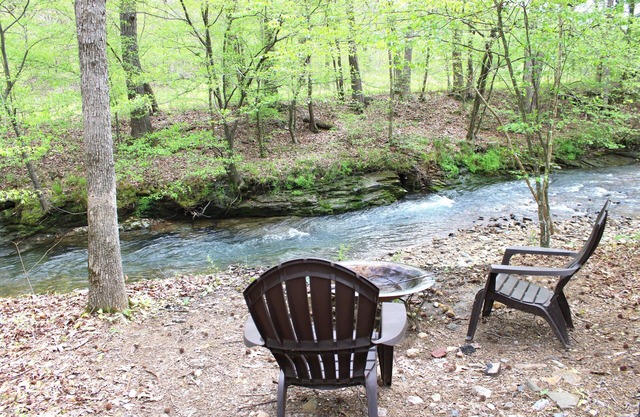 Perfect Cozy Romantic Studio Cabin by the creek for two (grey cabin)