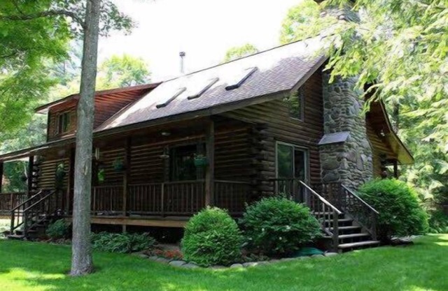 Perfekte Traumblockhaus am Bach mit Wasserfällen
