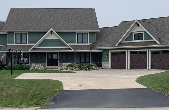 Perfect EAA Rental for a large group less than 10 miles from EAA!