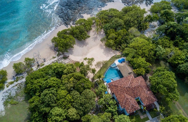 Exquisite Beach Front Home für 24 mit Whirlpool