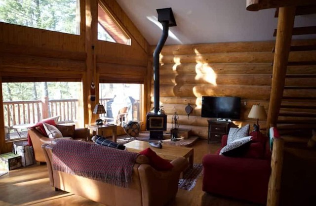 PERFECT FAMILY GETAWAY CABIN SLEEPS 12 WITH PRIVATE BEACH ON KOOTENAY LAKE
