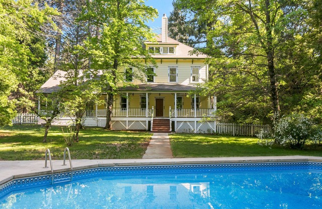 NEUE AUFLISTUNG! Historisches CRYSTAL SPRINGS INN (1. und 2. Etage) 4.000 m²!