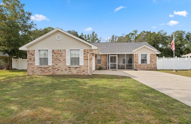 Perfect Family Stay-Pet Friendly-Large Yard-Close To Beaches and Activities!