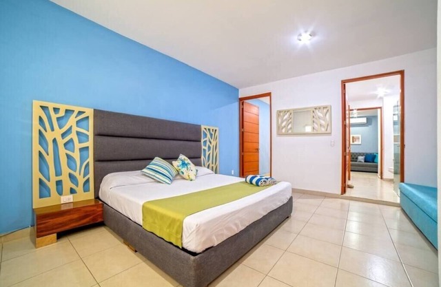 Perfect for couples! Great location in Versalles!