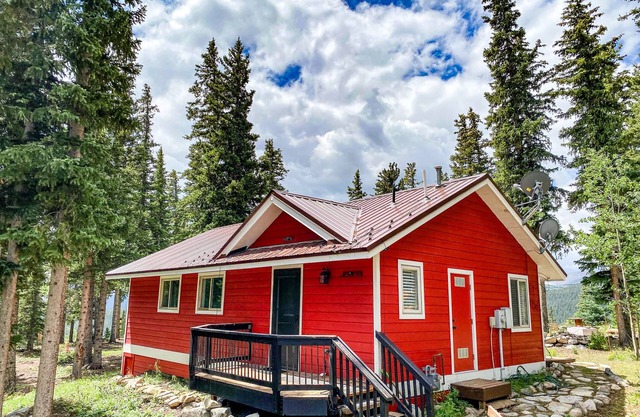 Perfect for Couples, Beautiful Views & Decks, Fireplace - Crimson Cabin