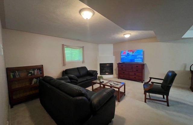 Perfect for couples or the family. Walk downtown, to beach or hiking trails.