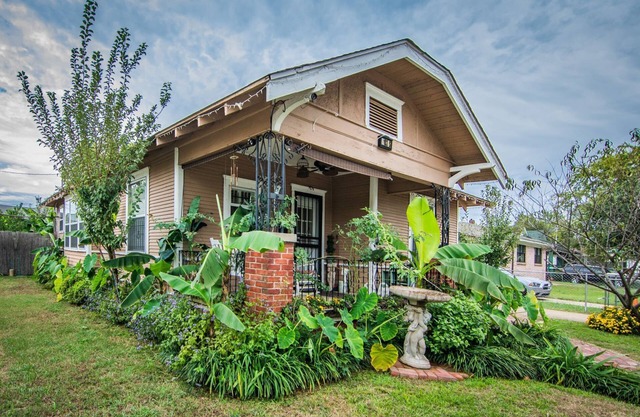 Perfect for Extended Stays. Downtown Bungalow