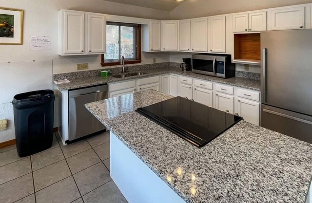 Perfect For Family Getaway Trip!Rustic Cabins with Modern Amenities on the Lake!