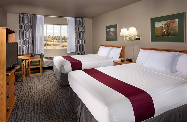 Perfect For Family Getaway, Near WSU! Spacious Room w/ Free Parking, Pool