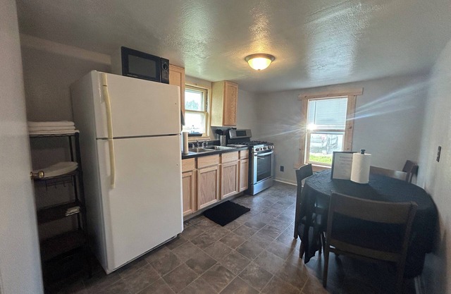 Perfect for fishing groups! Port Clinton guest unit w/AC, boat parking/plug in