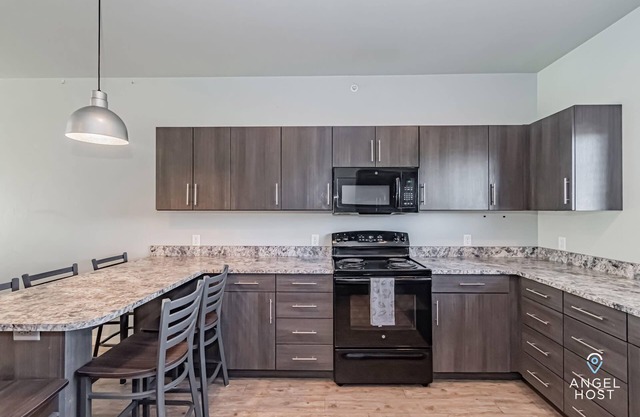 Perfect for Groups Full Kitchen Gym & Free Parking