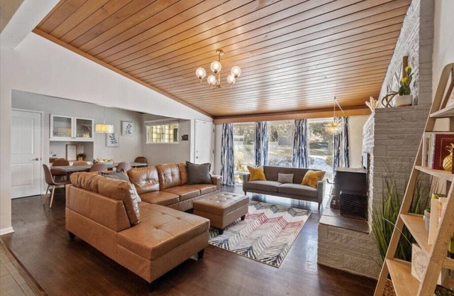 Perfect for groups-Theater & Arcade close to dwtn!