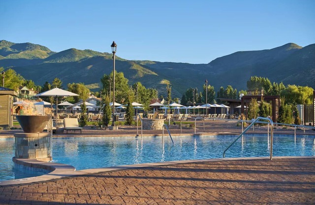 Perfect for Unforgettable Stays! Relaxing Unit w/Pool and Majestic Outdoors!