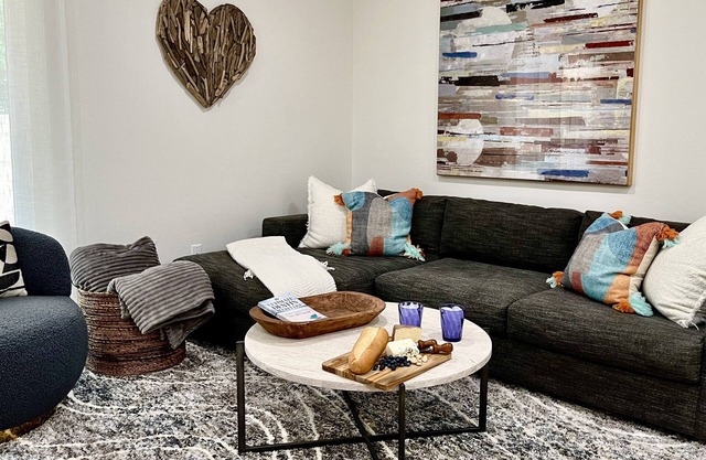 Perfect Getaway Save 50% on Monthly Stays 2Br/2Ba Near Beach & Walk Downtown!