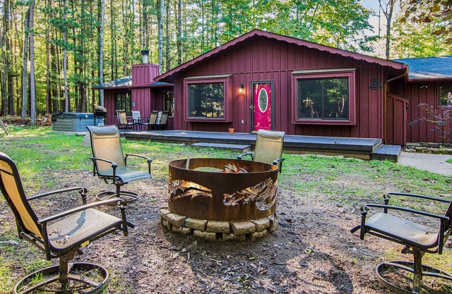 Perfect Getaway Cottage with Private Lake Access!