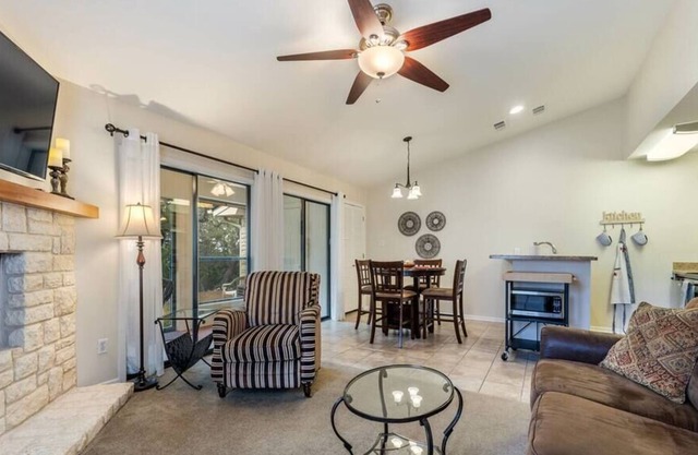 Relaxing Creekside Getaway- Couples, Girls Weekend - Guys, Salado Golf Course