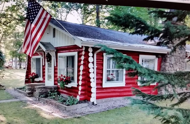 Red Cabin Retreat ist eine neu renovierte Blockhütte perfekt für ein paar Wochenende.