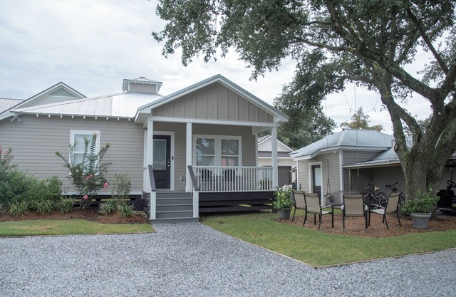 Perfect Getaway! Quaint Cottage 1 block to beach, Old Town, park and more!