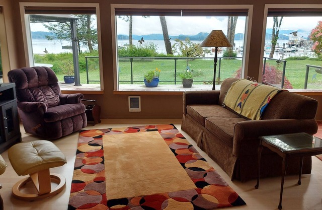 Perfect getaway. Spectacular mountain and ocean view. Steps to the beach.