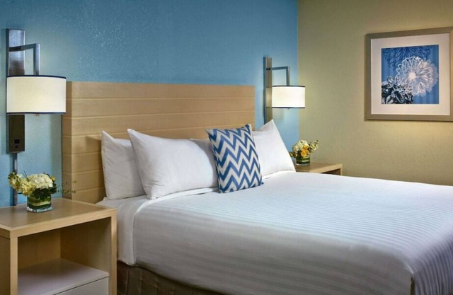 Perfect Getaway! Swimming Pool, Full Kitchen, Free Parking & Breakfast!