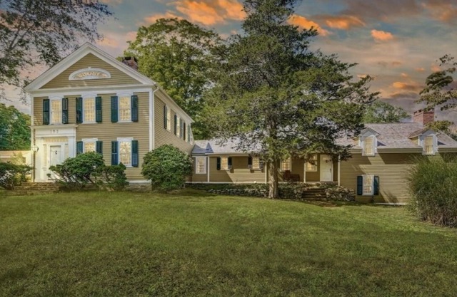 Beautiful antique house surrounded with best state parks, very close to downtown