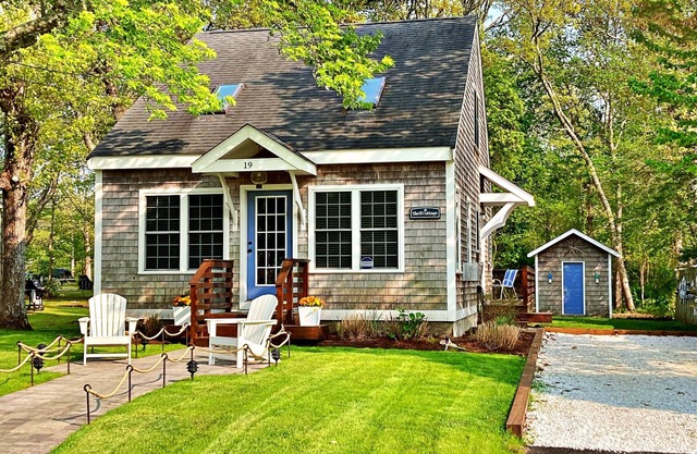 Perfekte Insellage In der Nähe von Stränden, der Fähre von Martha Vineyard & Cape Cod.