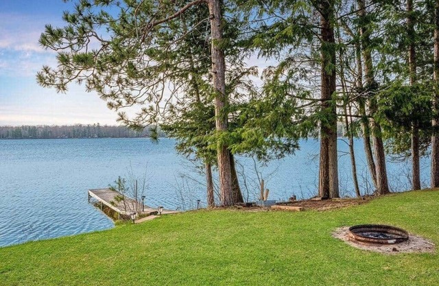Lakefront Cabin 2 Bett 1 Bad am schönen Sandy Bass Lake - für 4-6 Personen