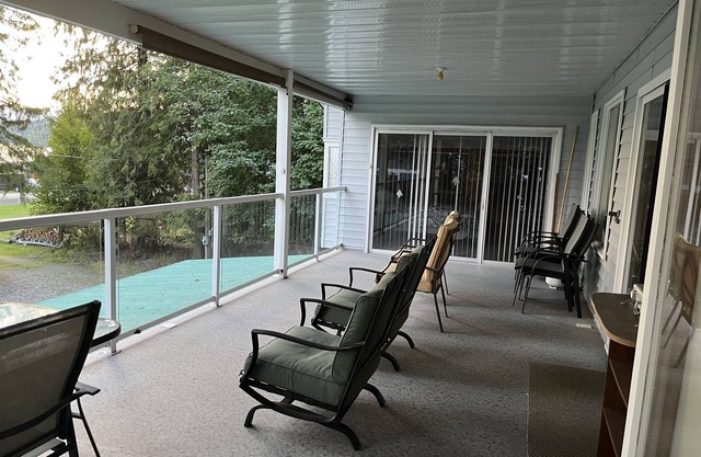 Perfect lake home right across from the beach