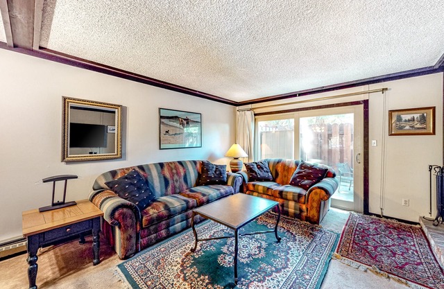 Perfect Lake Retreat W/ Shared Pool, Fast WiFi, Private Patio & Easy Lake Access