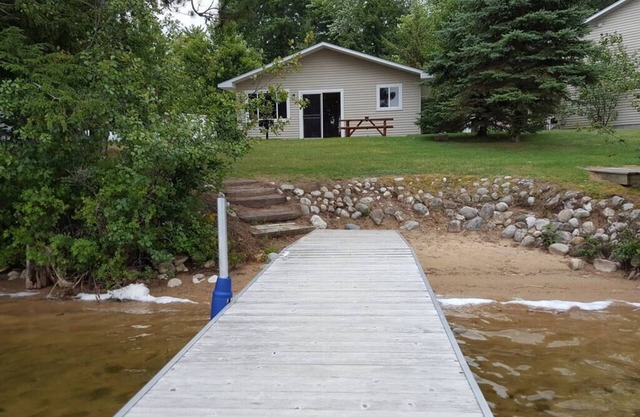 Lakefront Cabin 2 Bett 1 Bad am schönen Sandy Bass Lake - für 4-6 Personen