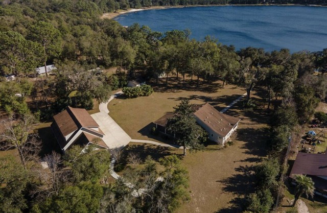 Perfect Lakefront Getaway on clear deep private lake 20 min from Gainesville