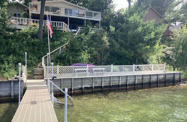 Perfect LakeHome w/ Amazing Views of Big Silver Lake w/ Kayaks Hot tub &Maui Mat