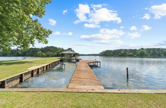 Perfect Landing, Sleeps 14, Outdoor Lake Heaven!