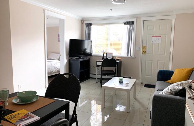 Perfect Location - Tidy & Comfy Suite 5 Mins to Skytrain & Restaurant & Banks, 2 Stops To Metrotown, 5 Stops To Downtown