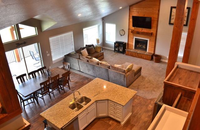 PERFECT LOCATION-Walking distance to beach, restaurants, pickleball, activities!