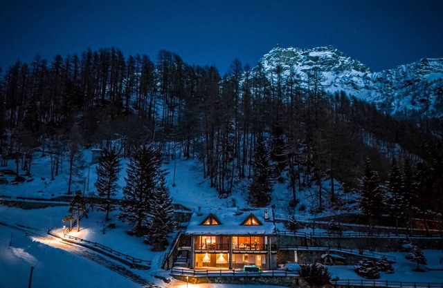 Perfect location with amazing views close to ski slopes