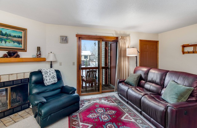 Perfect McCall getaway w/ private balcony, wood-burning fireplace, & free WiFi