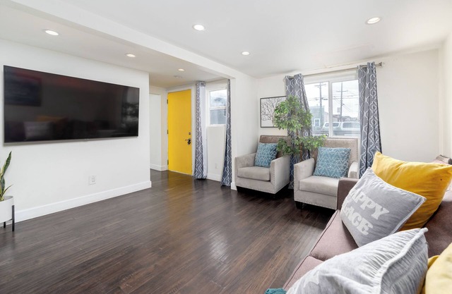 perfect place to stay in the bay. free parking on site