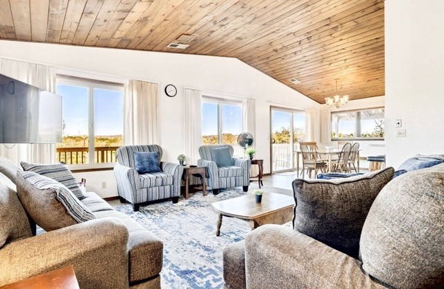 Perfect Private Lakeside Getaway in Atascadero!