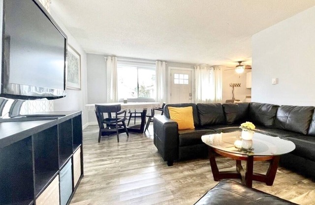 Perfect Private Retreat Near Beaches & Downtown!