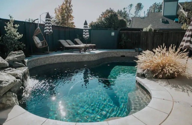 Perfect Redding Retreat w/Hot tub, Pool & King bed