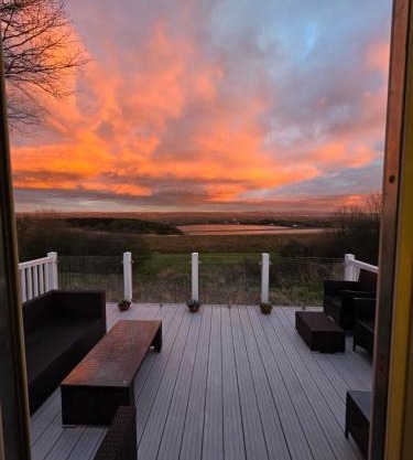 Perfect retreat, great views and excellent facilities, also weekend shows at Twluxurycaravan