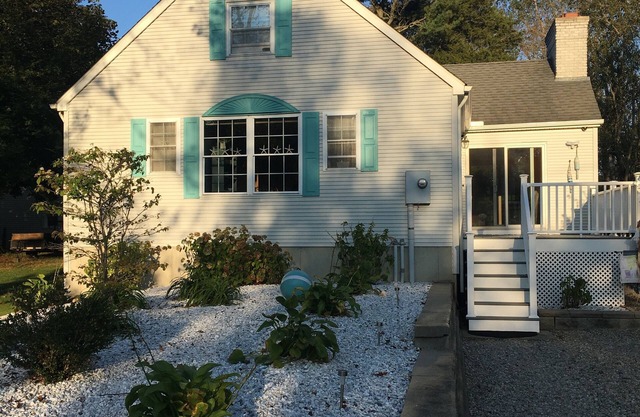 Perfect Shoreline Stay – Walk to Beach, Dine, Shop & Play!