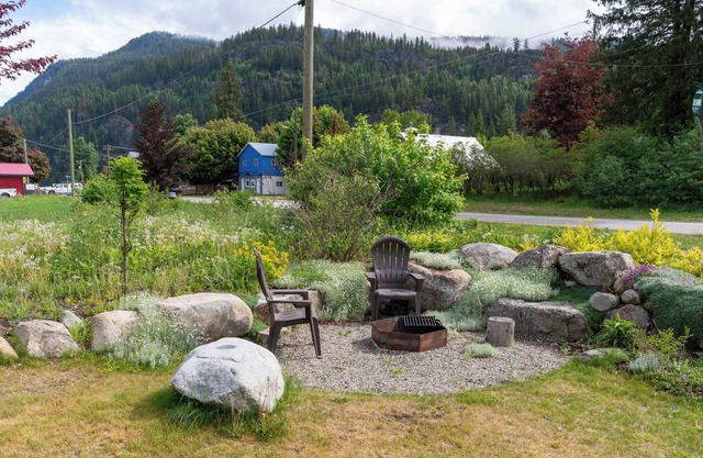 Perfect SLOCAN Getaway Suite - Beach - Hike - Bike