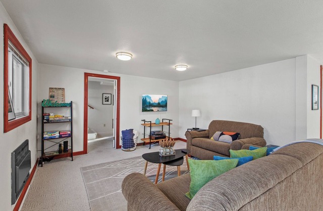 This houseboat is a 3 bedroom(s), 2 bathrooms, located in Bayview, ID.